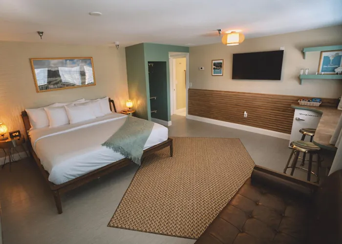 Peninsula Bed & Cocktails